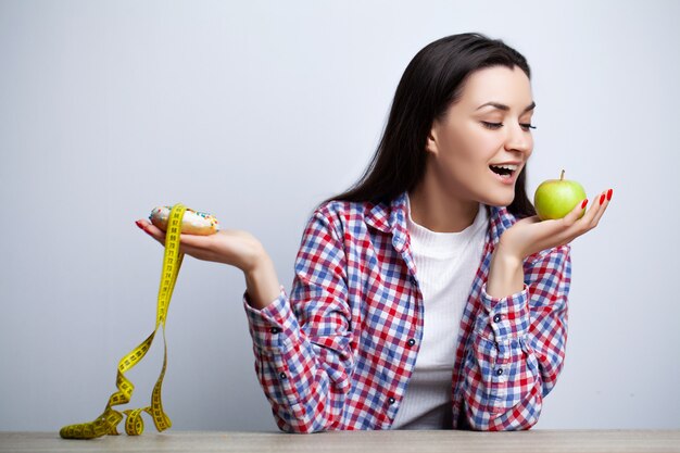 La giovane donna graziosa aderisce alla dieta e sceglie il cibo sano