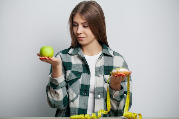 La giovane donna graziosa aderisce alla dieta e sceglie il cibo sano