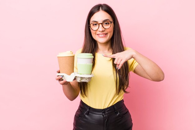 La giovane donna graziosa dell'adulto porta via il concetto di caffè