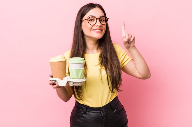 La giovane donna graziosa dell'adulto porta via il concetto di caffè