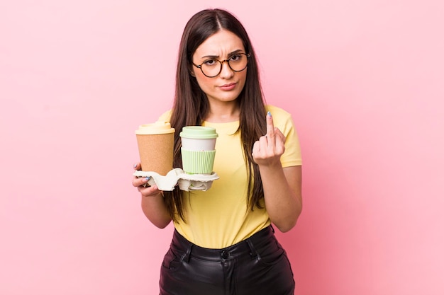 La giovane donna graziosa dell'adulto porta via il concetto di caffè