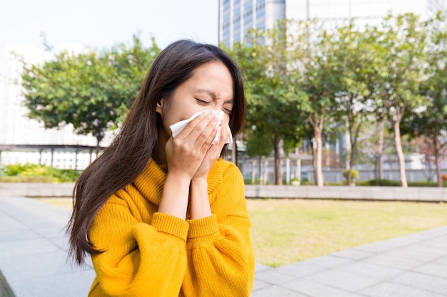 La giovane donna ha avuto un'allergia al naso