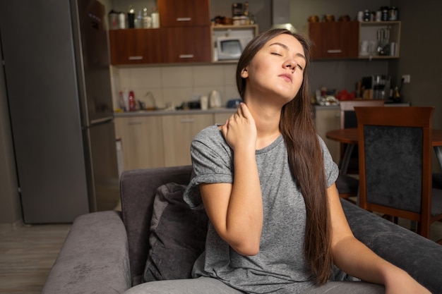 La giovane donna ha dolore al collo