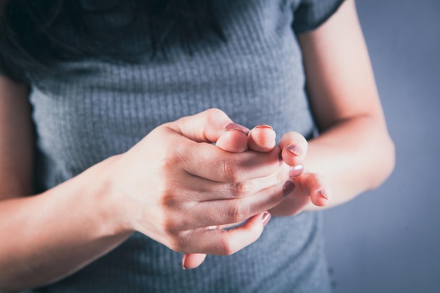 La giovane donna ha un dito dolorante