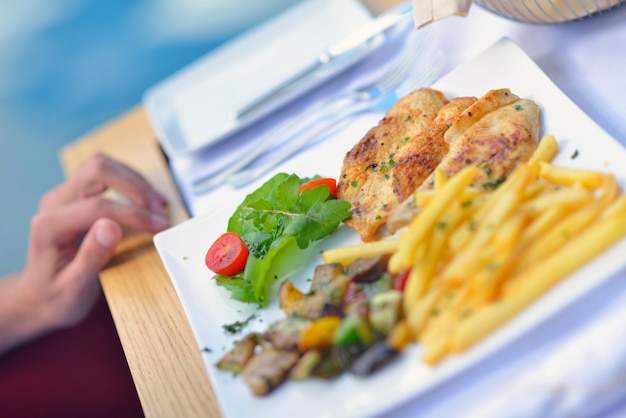 la giovane donna ha un pranzo di insalata fresca e sana al ristorante