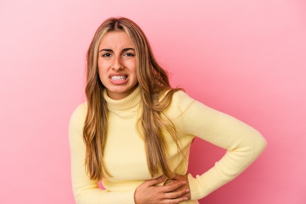 La giovane donna in posa su sfondo rosa