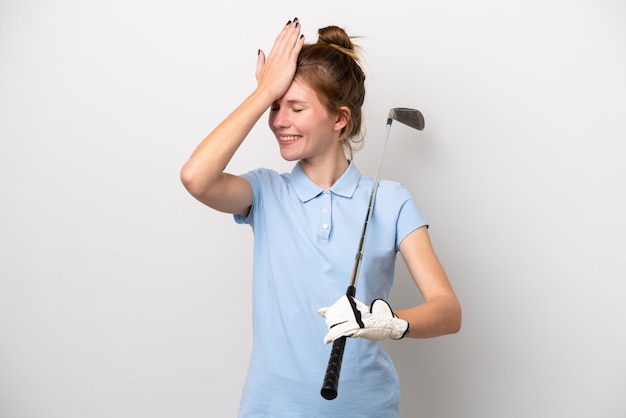 La giovane donna inglese che gioca a golf isolata su sfondo bianco ha realizzato qualcosa e intendeva la soluzione