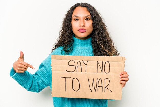 La giovane donna ispanica che tiene non dice cartello di guerra isolato su sfondo bianco