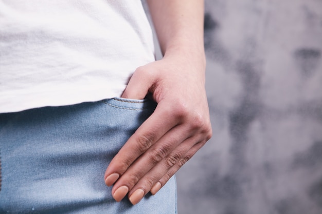 La giovane donna mette la mano in tasca