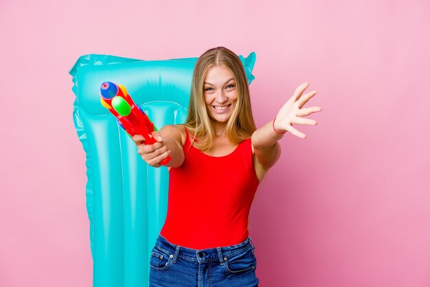 La giovane donna russa che gioca con una pistola ad acqua con un materasso ad aria si sente sicura di dare un abbraccio