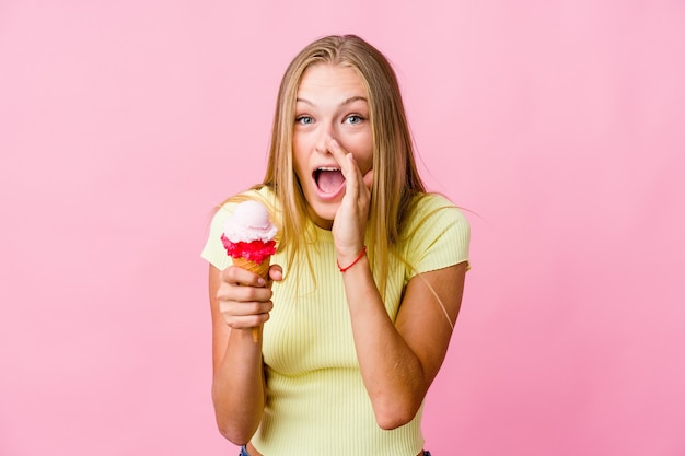 La giovane donna russa che mangia un gelato ha isolato gridando eccitato alla parte anteriore.