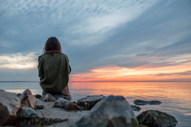 La giovane donna sciamana matura etnica sta camminando e suonando la musica meditativa della batteria