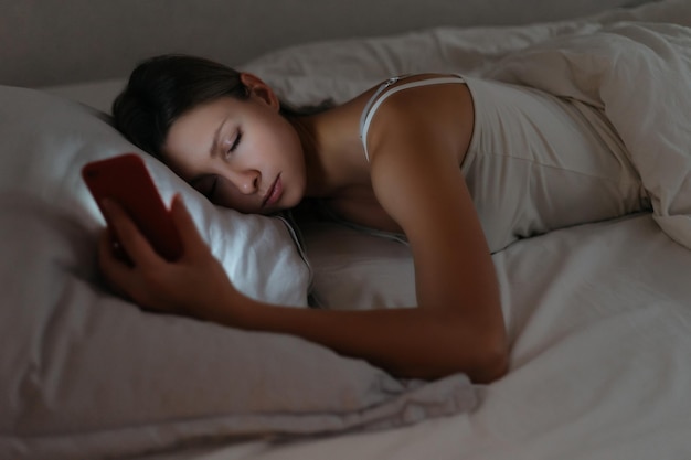 La giovane donna si è addormentata mentre utilizzava lo smartphone di notte