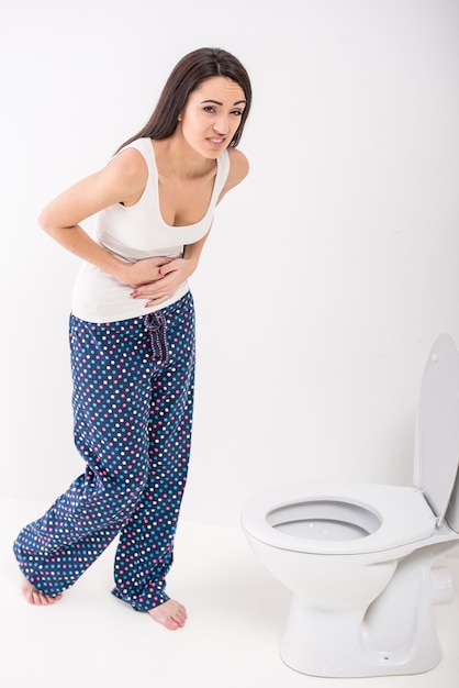 La giovane donna si sente male in bagno.