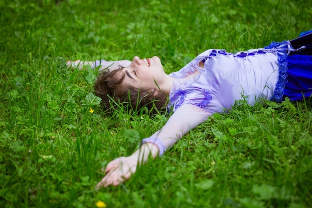 La giovane donna si trova sull'erba verde godendosi la giornata