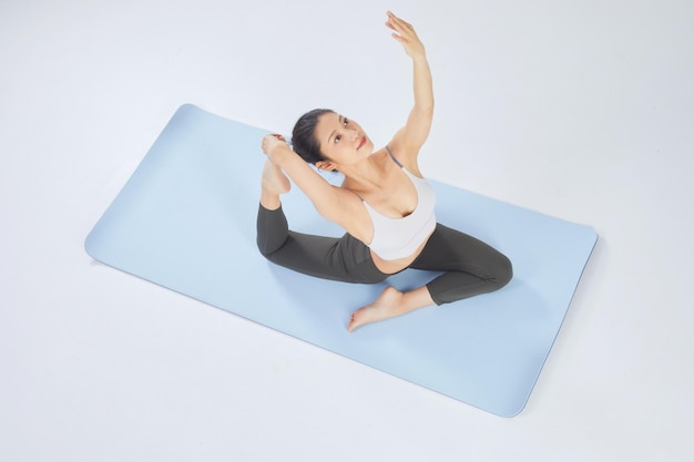 La giovane donna sta facendo yoga