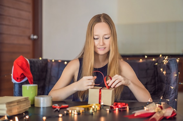 La giovane donna sta imballando i regali