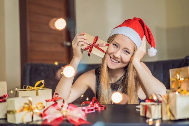 La giovane donna sta imballando i regali