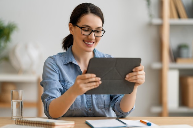 La giovane donna sta usando il tablet pc per la conversazione remota con qualcuno.