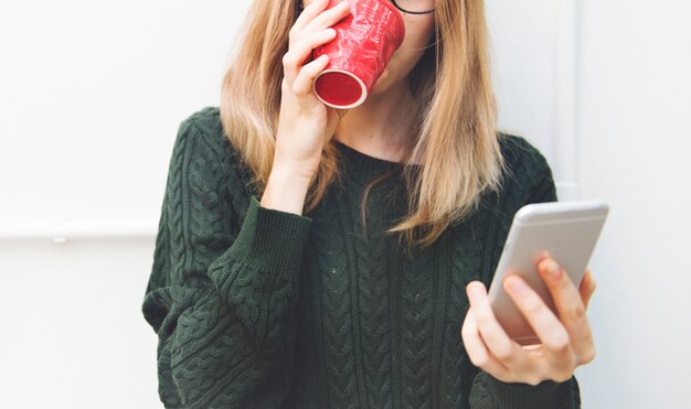 La giovane donna sta usando il telefono cellulare