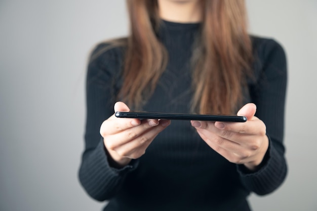 La giovane donna sta usando un tablet pc nero