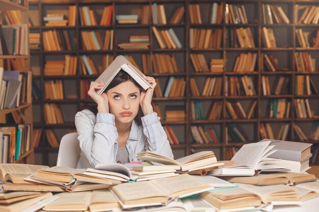 La giovane donna studia da sola in biblioteca