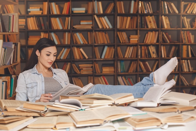 La giovane donna studia da sola in biblioteca