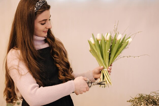 La giovane donna taglia le membra dei fiori
