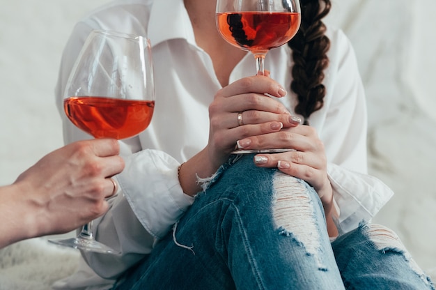 la giovane donna tiene un bicchiere di vino rosato, appuntamento romantico