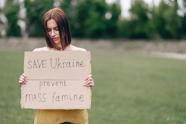 La giovane donna ucraina tiene il segno contro la guerra in Ucraina