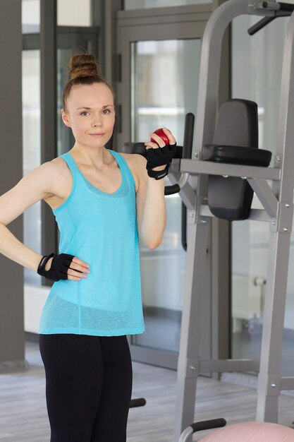 La giovane donna vestita con un'uniforme sportiva fa alcuni esercizi fisici.