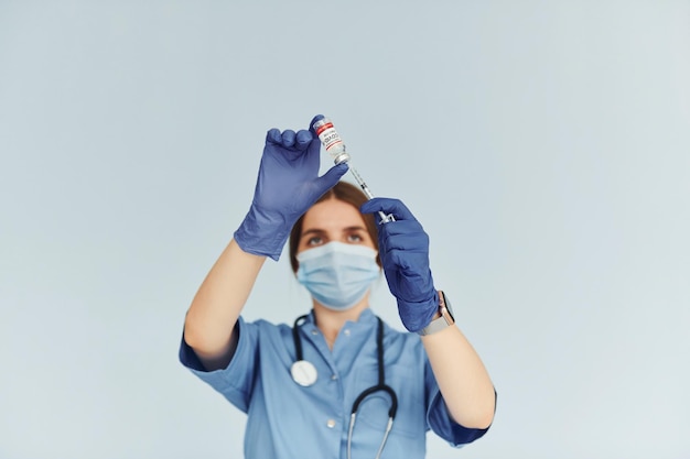 La giovane dottoressa in uniforme è al chiuso