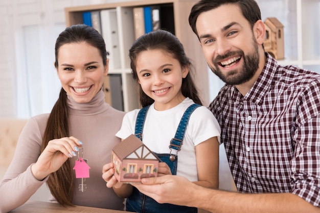 La giovane famiglia è felice di acquistare una nuova casa