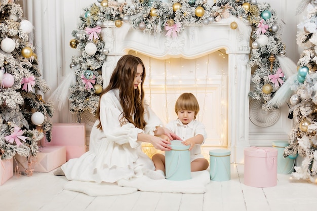 La giovane famiglia felice celebra il Natale dall'albero di Natale