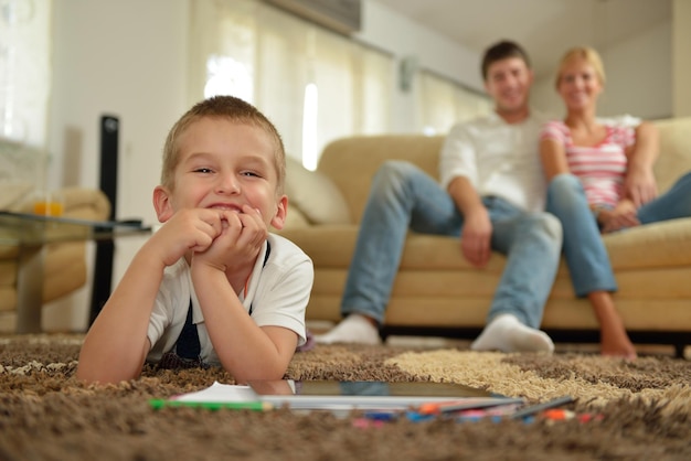 la giovane famiglia felice con i bambini nel luminoso soggiorno moderno si diverte e sembra una grande tv lcd piatta