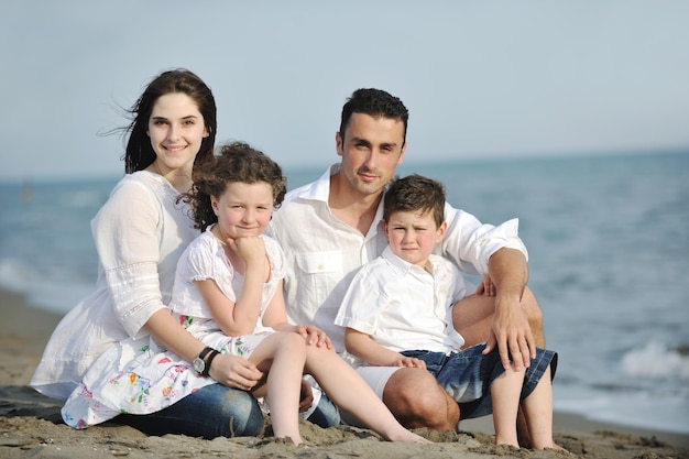 la giovane famiglia felice si diverte e vive uno stile di vita sano sulla spiaggia