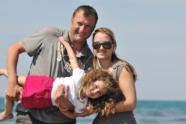 la giovane famiglia felice si diverte e vive uno stile di vita sano sulla spiaggia