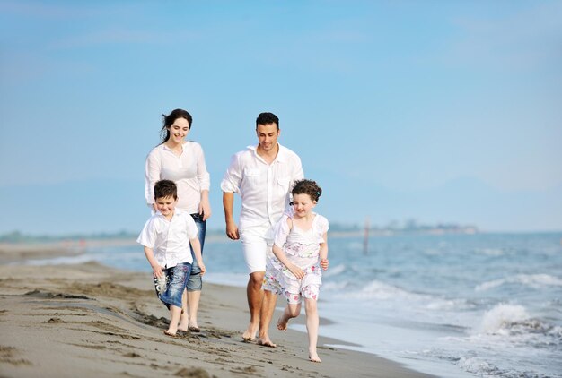 la giovane famiglia felice si diverte e vive uno stile di vita sano sulla spiaggia