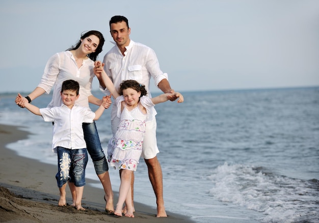 la giovane famiglia felice si diverte e vive uno stile di vita sano sulla spiaggia