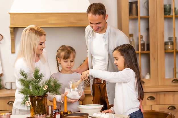 La giovane famiglia felice si sta preparando per le celebrazioni del Natale e dell'Avvento