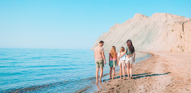 La giovane famiglia in vacanza si diverte molto