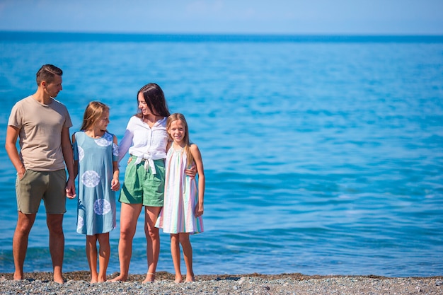 La giovane famiglia in vacanza si diverte molto