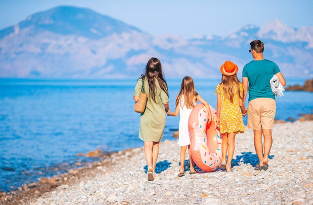 La giovane famiglia in vacanza si diverte molto