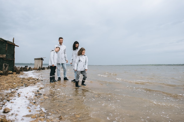 la giovane famiglia si diverte vicino alla caserma sul lago