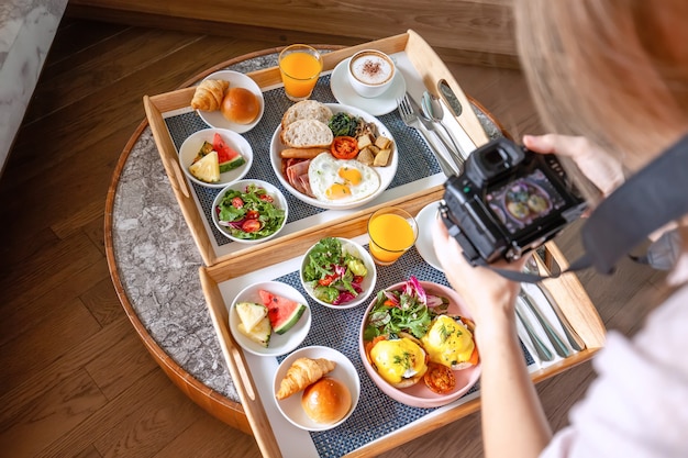 La giovane fotografa fa un servizio fotografico di colazione fresca in hotel