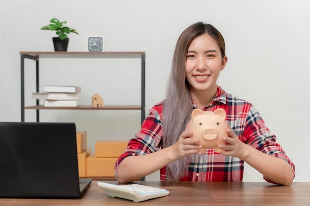 La giovane imprenditrice asiatica sta risparmiando denaro facendo affari online