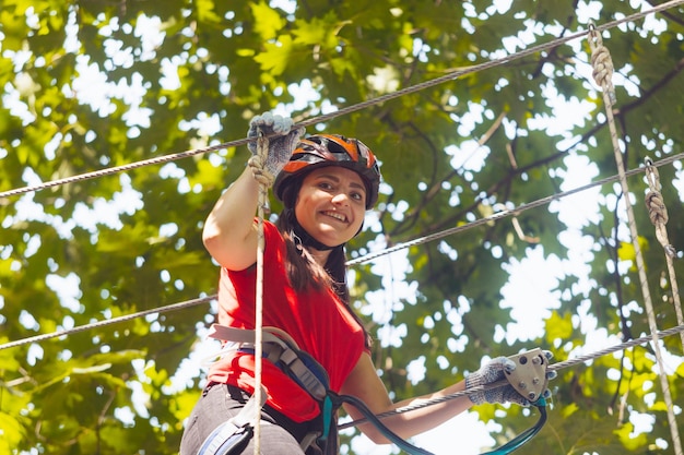 La giovane istruttrice controlla l'attrezzatura nel parco avventura