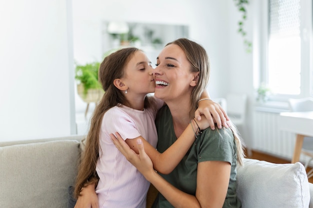 La giovane madre della piccola figlia affronta la vista ravvicinata della webcam. Adorabile ragazza che usa lo smartphone si diverte con la sorella maggiore a fare selfie fotografici, i vlogger registrano nuovi vlog, si divertono con il concetto di attività divertente