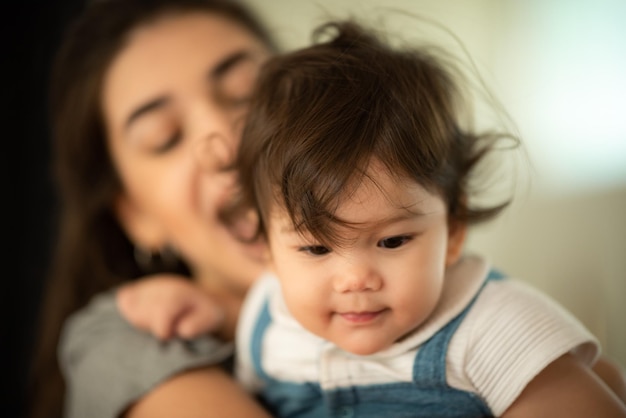 La giovane madre e il bambino sono felici nel concetto di famiglia d'infanzia a casa con mamma caucasica e stile di vita per la cura del neonato