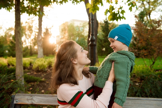 La giovane madre e il suo ragazzo del bambino si divertono in autunno